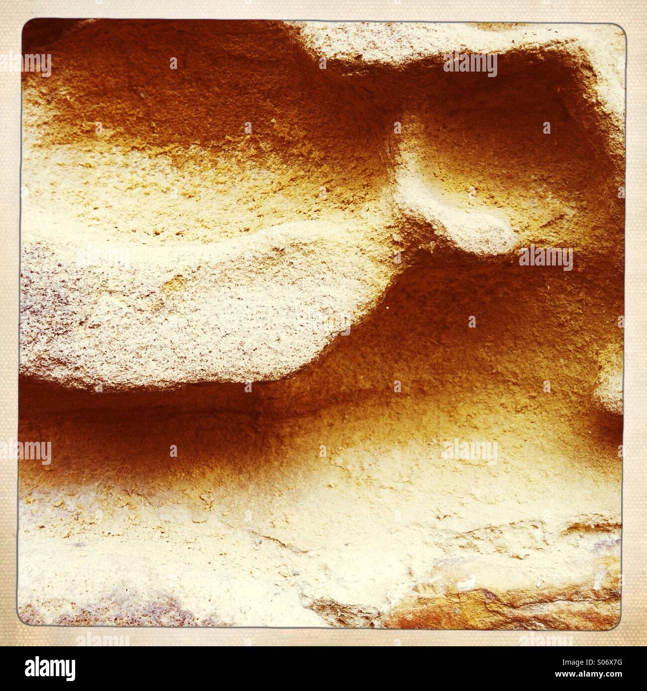 Un molto weathered pezzo di pietra arenaria che fa parte di un vecchio muro, Yorkshire England Regno Unito Foto Stock