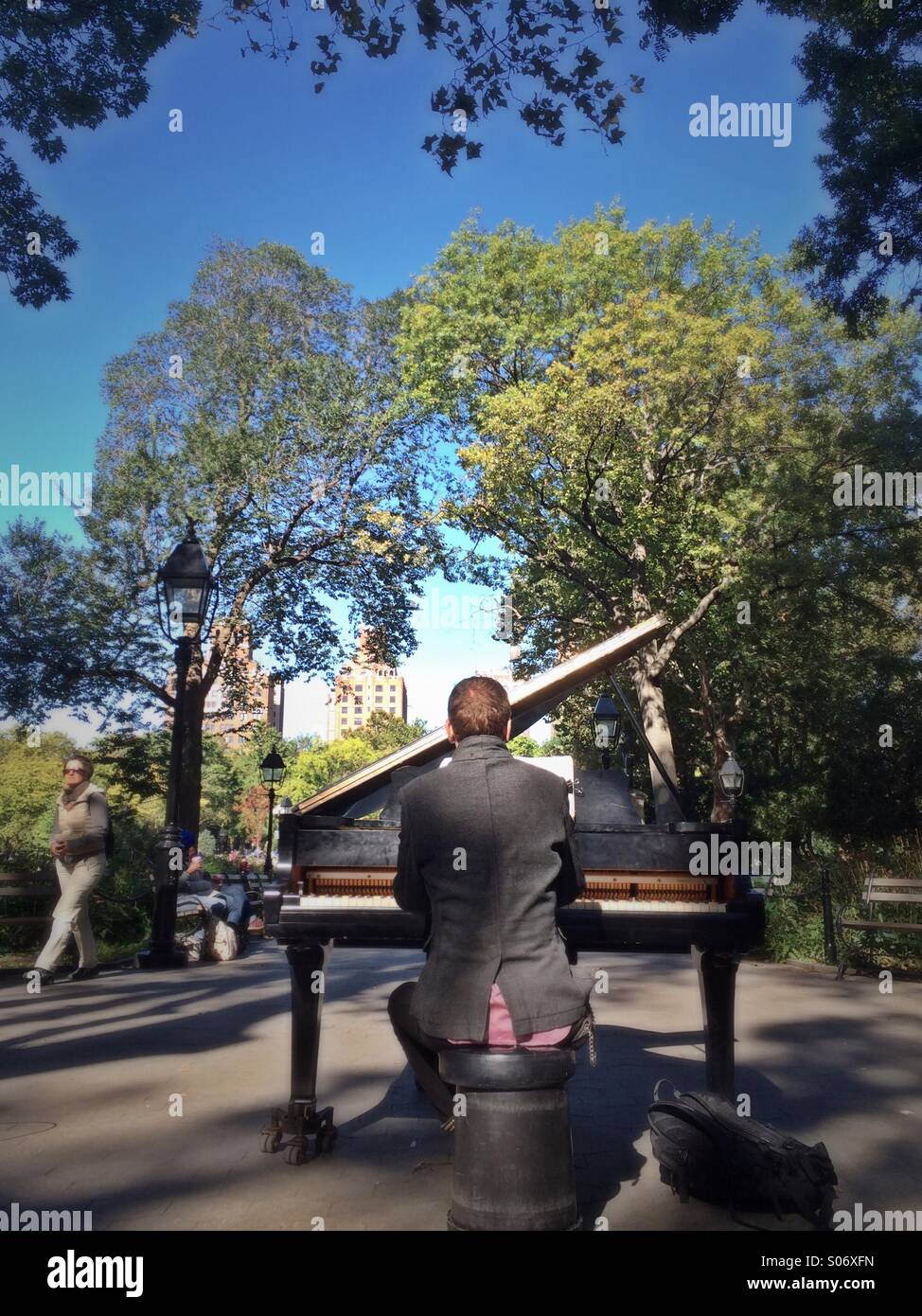 L'uomo la riproduzione di un pianoforte in Washington Sq., Park, New York, NY - Immagine stock catturata con smartphone