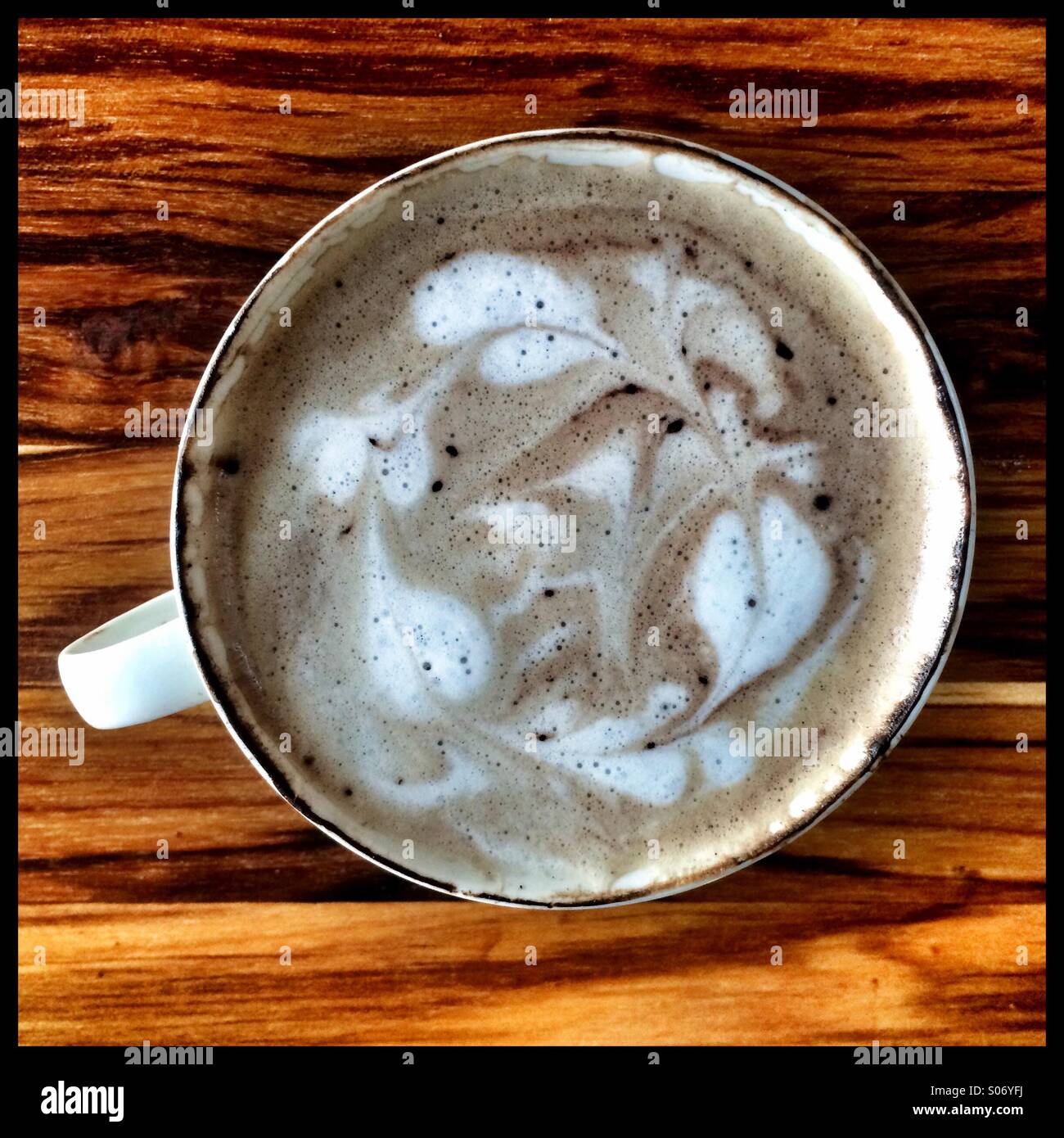 Design su schiuma di latte caffè. - Immagine stock catturata con smartphone
