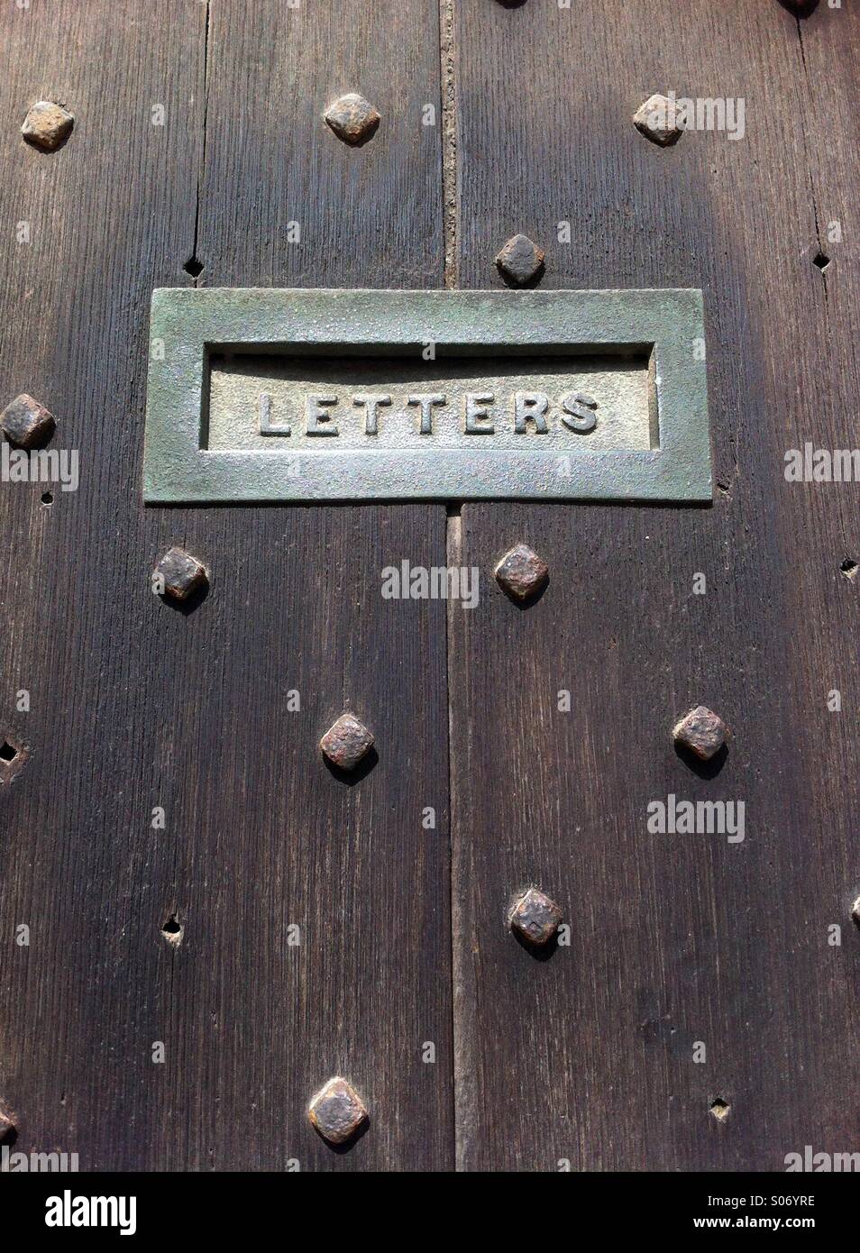 Metallo set letterbox in una porta di legno England Regno Unito Foto Stock