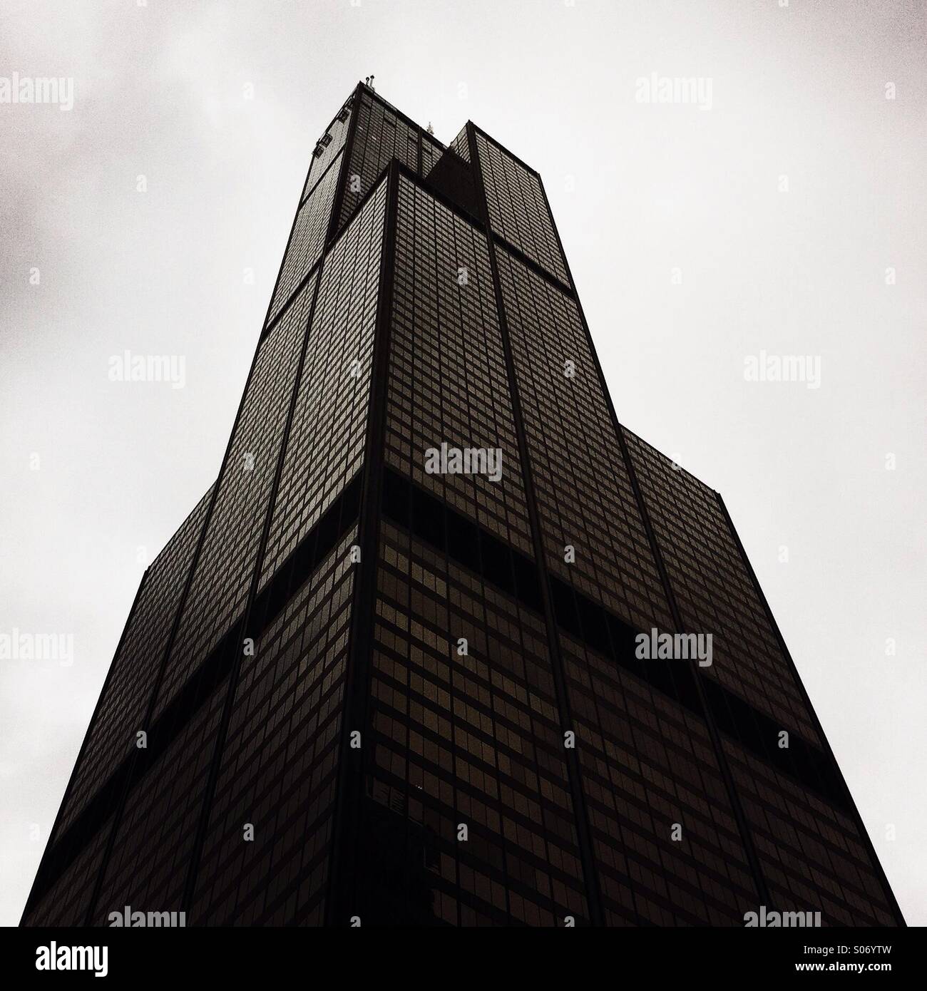 Guardando il Wills Tower (formalmente la Sears Tower). Chicago, Illinois, Stati Uniti d'America. - Immagine stock catturata con smartphone