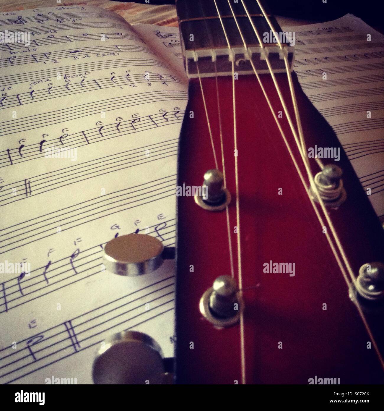 Chitarra con note musicali Foto Stock