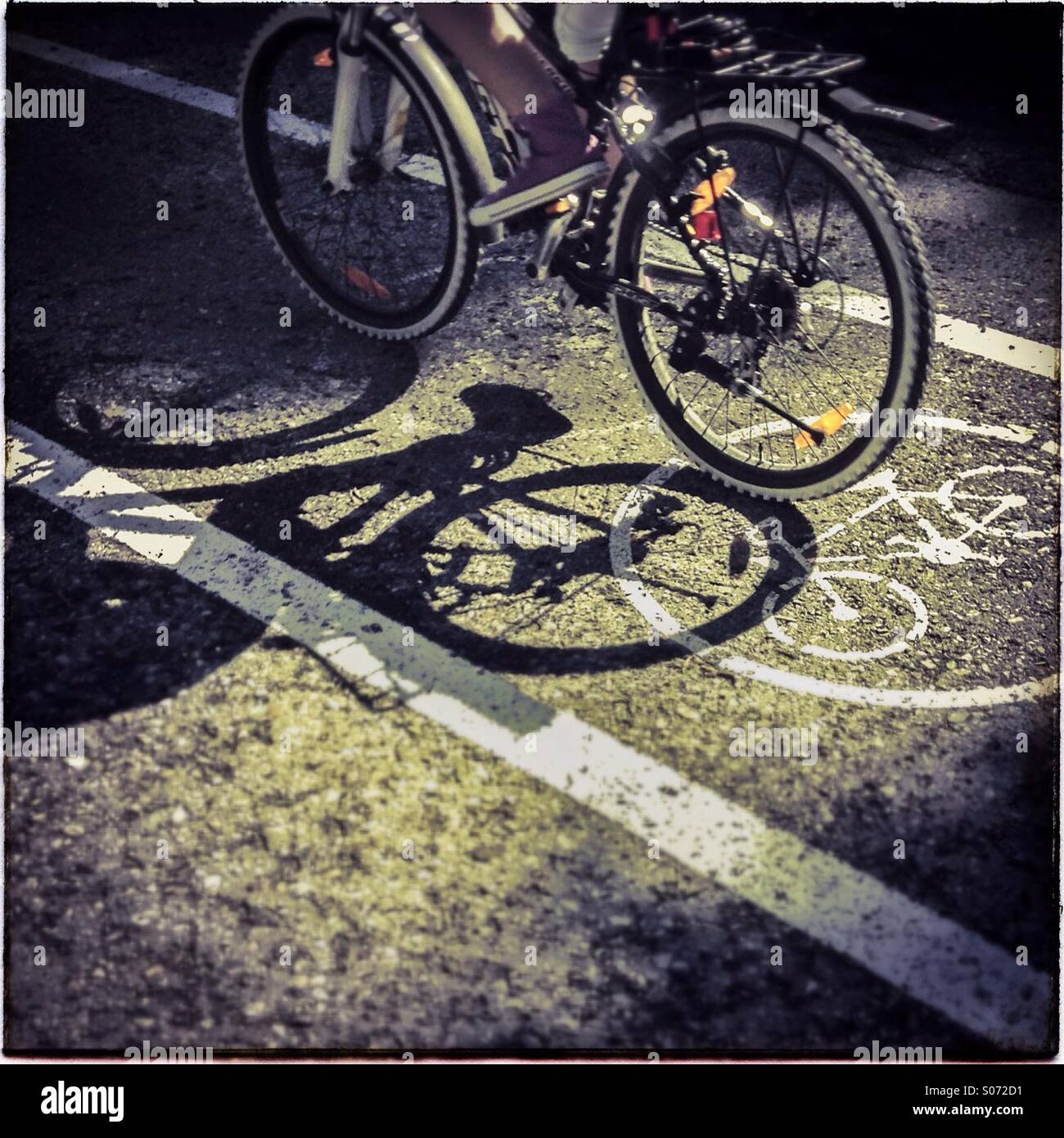 Andare in bicicletta su una strada in bici Foto Stock