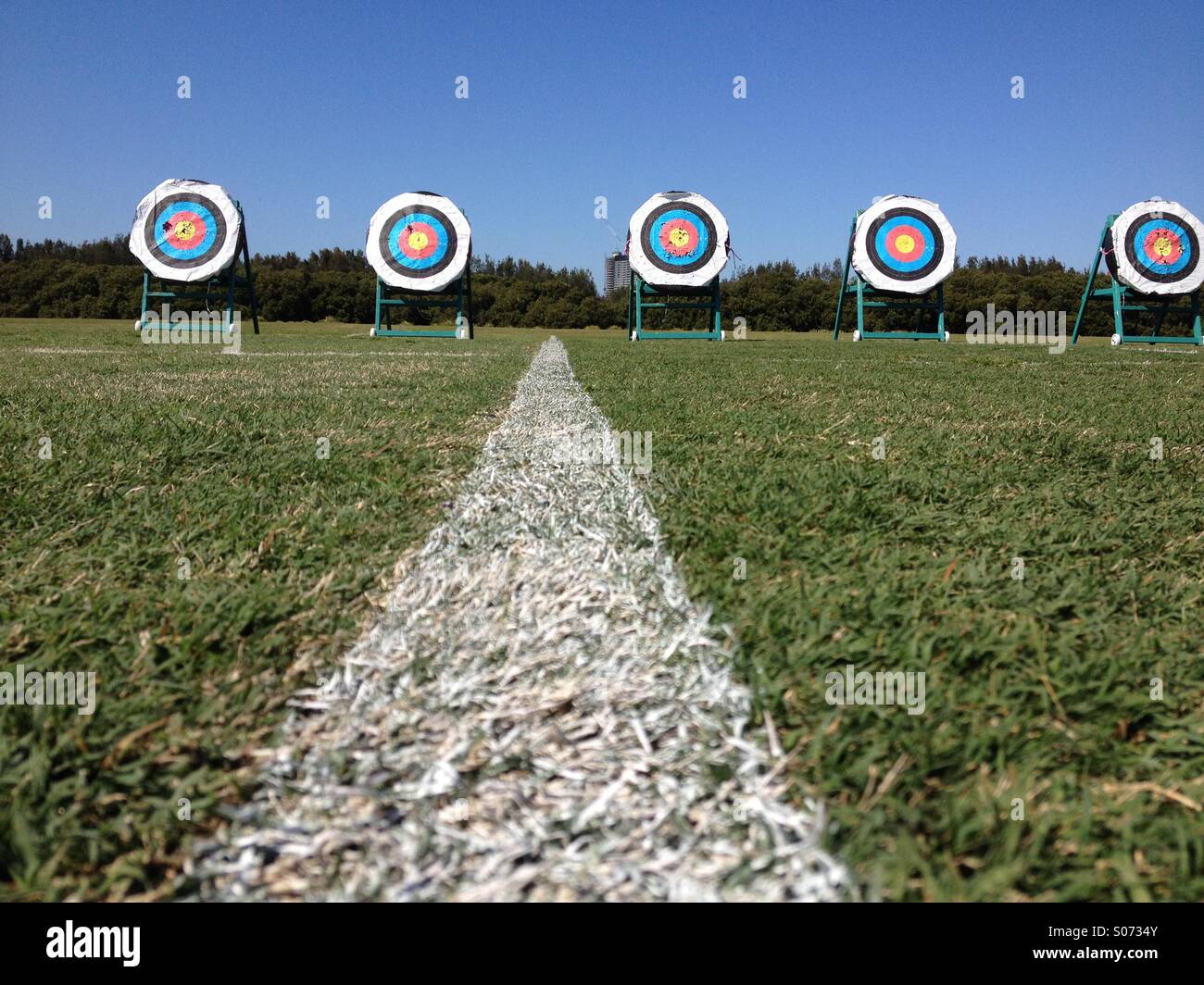 Una fila di obiettivi su un campo di tiro con l'arco Foto Stock