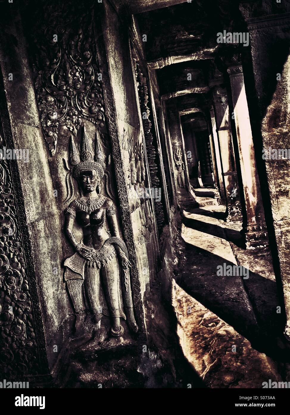 Angkor Wat Cambogia parete interna con stretto corridoio - Immagine stock catturata con smartphone