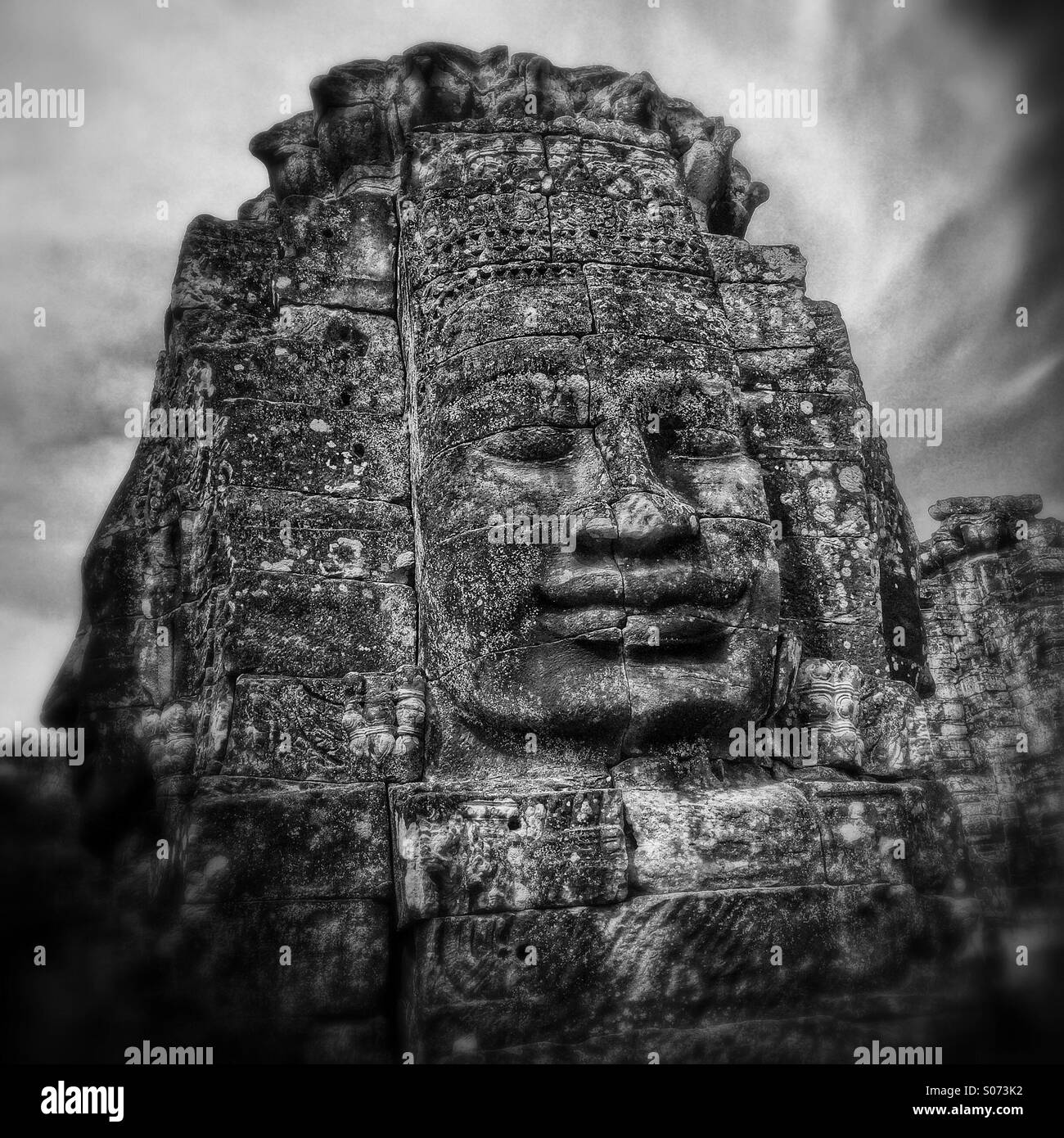 Il tempio Bayon Cambogia facce di pietra - Immagine stock catturata con smartphone