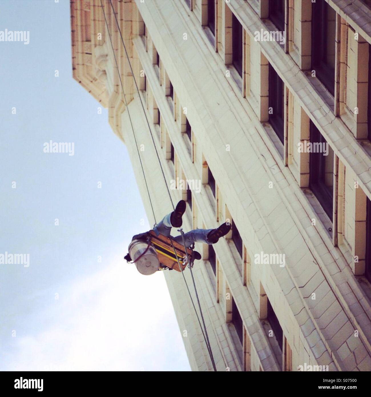 Detergente per vetri floating overhead su una classica facciata grattacielo in Chicago, IL, Stati Uniti d'America. - Immagine stock catturata con smartphone