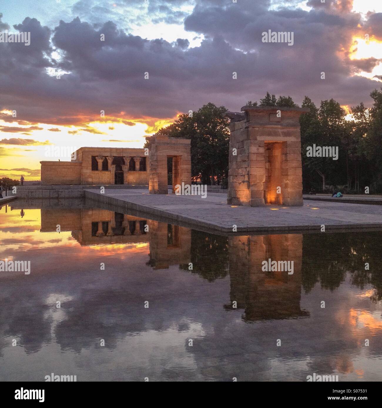 Edificio egiziano in Madrid chiamato tempio di Debod al tramonto Foto Stock