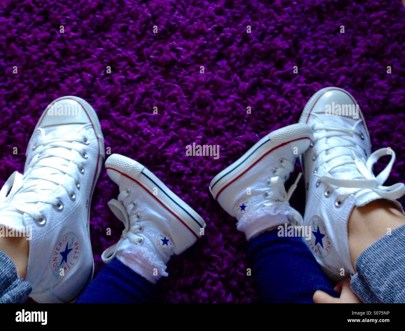 Mamma e figlia converse all star scarpe Foto stock - Alamy