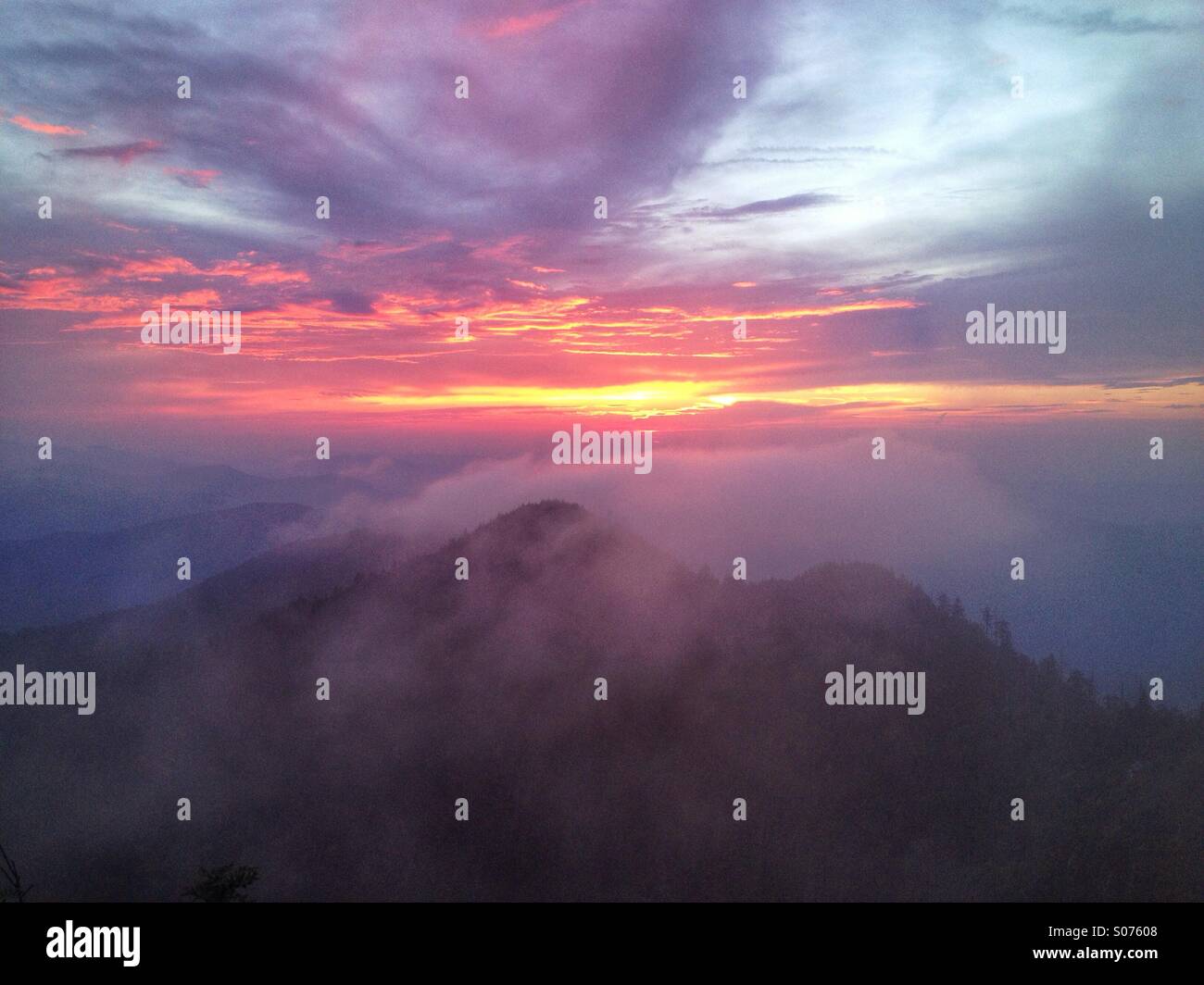 Un bellissimo tramonto di nebbia nelle Smoky Mountains Foto Stock
