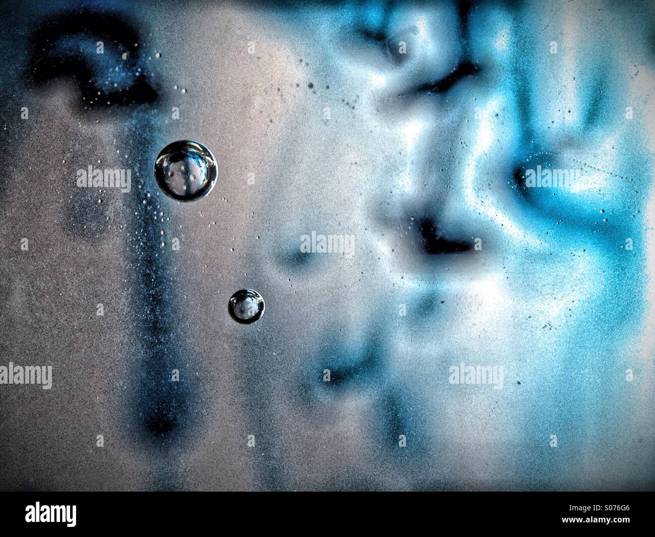 Le bolle d'acqua all'interno di un vetro - Immagine stock catturata con smartphone