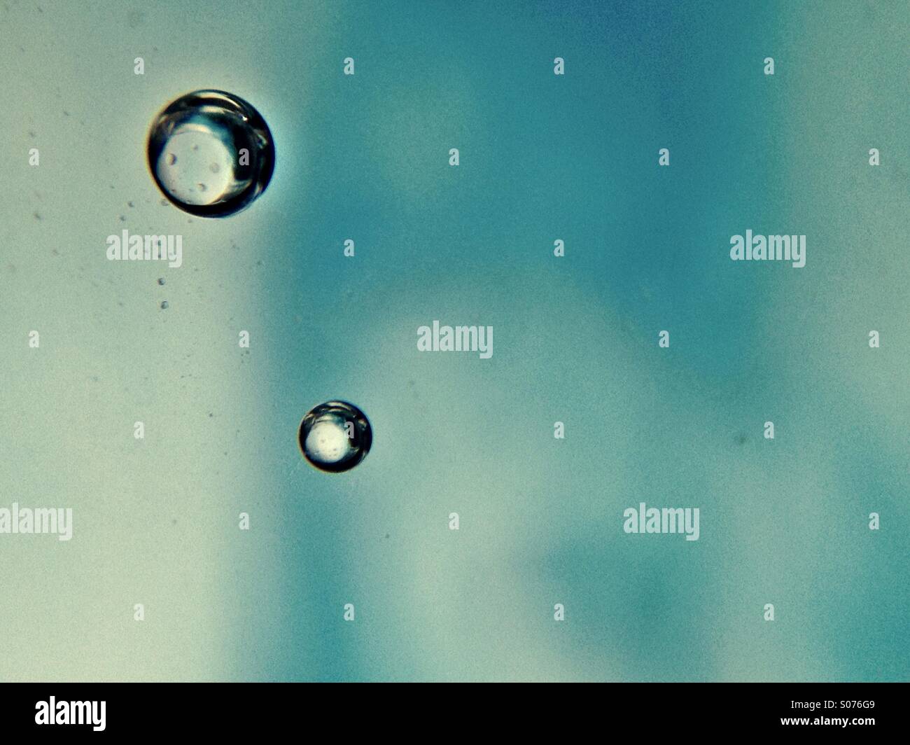 L'acqua bolle sulla parte interna del vetro - Immagine stock catturata con smartphone