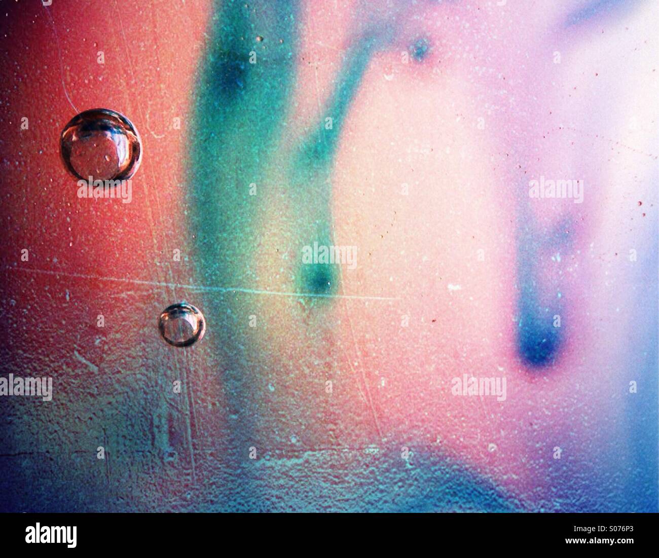 Le goccioline di acqua all'interno di un vetro - Immagine stock catturata con smartphone