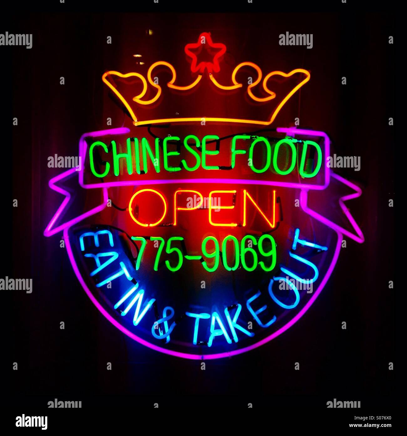 Il ristorante cinese insegna al neon di colore. Cibo cinese. Aprire. Mangiare a. Estrarre l. Usa il numero di telefono senza prefisso. Foto Stock