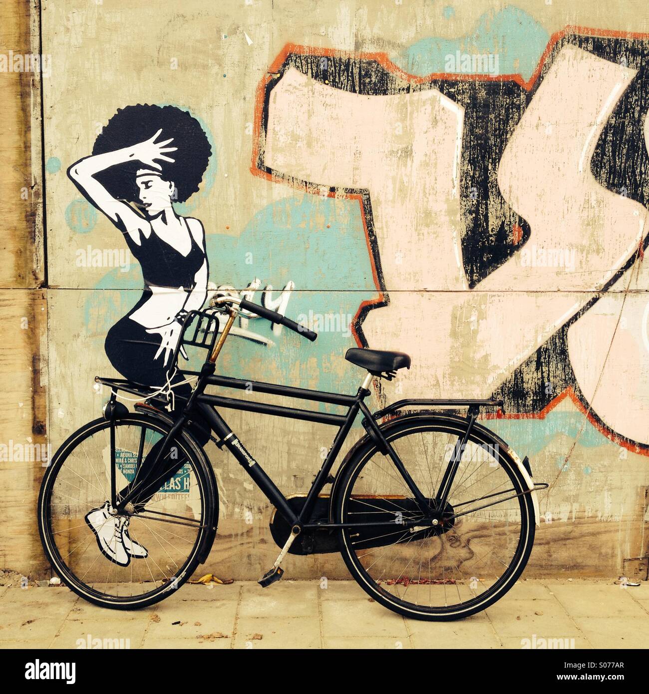 Moto parcheggiate e arte di strada - Immagine stock catturata con smartphone