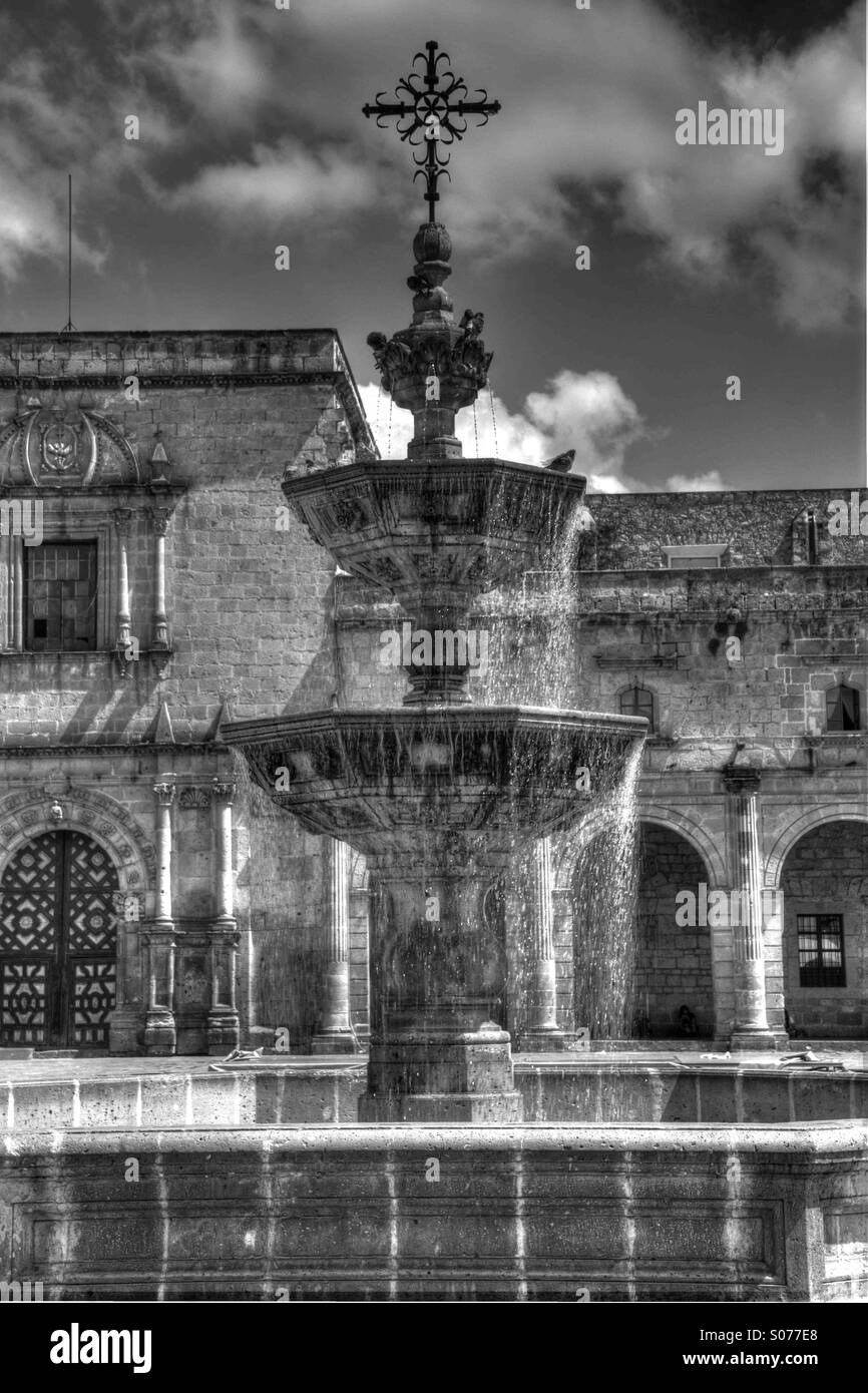 Morelia Michoacan Messico fontana coloniale in bianco e nero Foto Stock