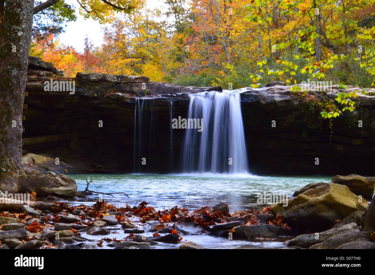 Una bella cascata in Arkansas Ozarks con un fogliame di autunno visualizzazione orizzontale Foto Stock