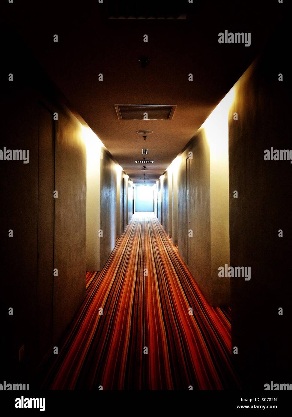 Hotel stretto corridoio Foto Stock