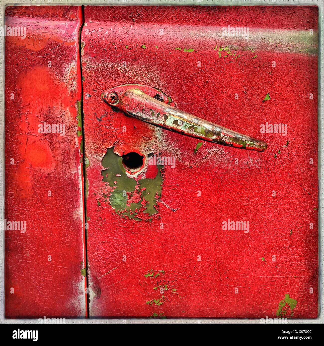 La vernice rossa si staccava rivelando sotto verde sulla porta di un vecchio abbandonato vintage carrello - Immagine stock catturata con smartphone