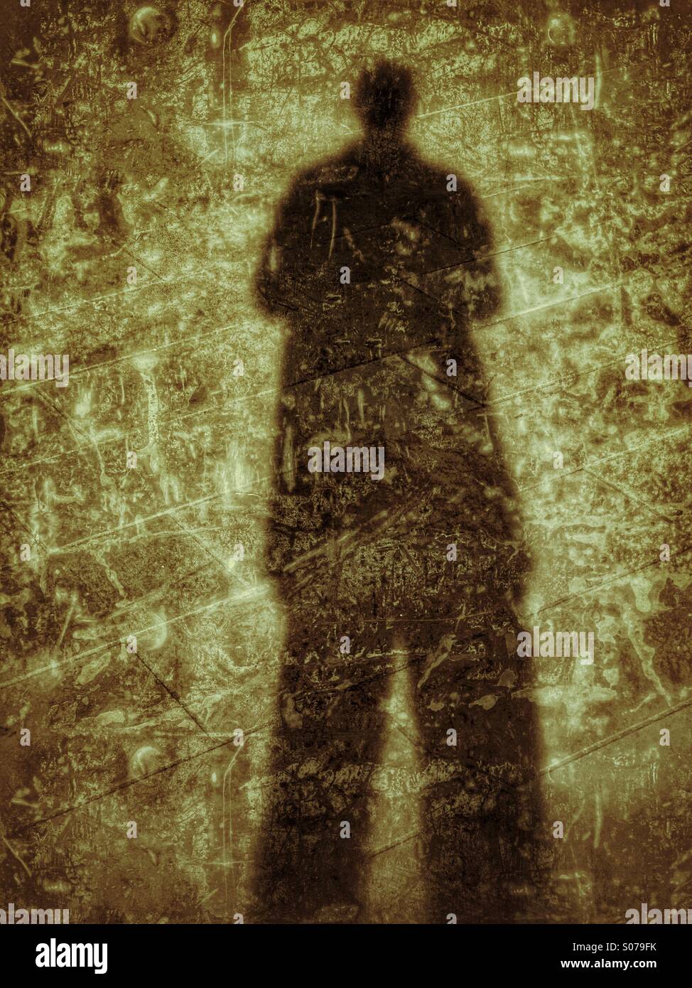 Ombra di un uomo su un sentiero - Immagine stock catturata con smartphone