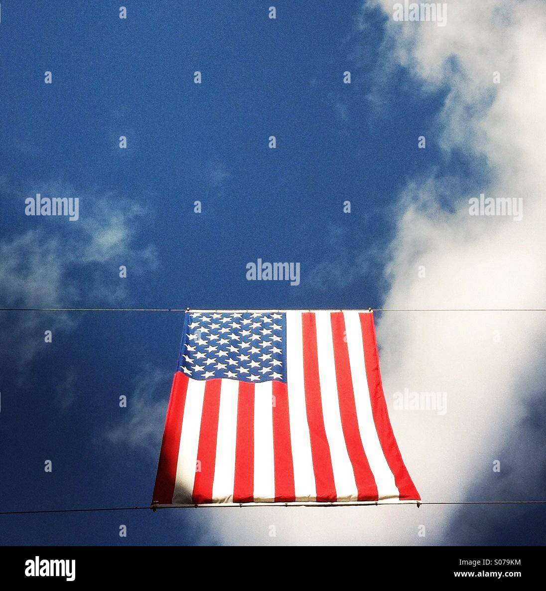 Guardando verso l'alto una bandiera americana e le nuvole. - Immagine stock catturata con smartphone