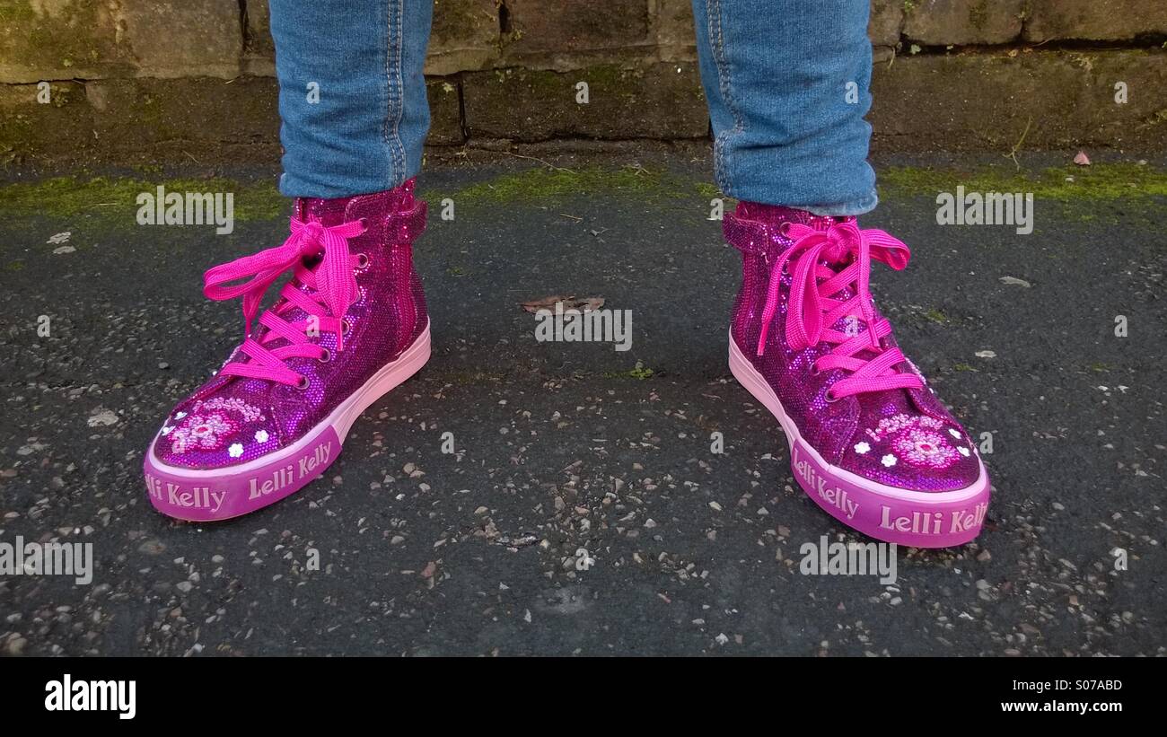 Ragazza indossando rosa Lelli Kelli Moda scarpe. Foto Stock