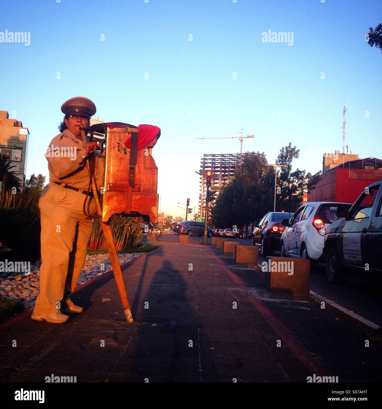 Un organo femmina grinder riproduce in un ingorgo nel Chapultepec Avenue, Città del Messico, Messico Foto Stock