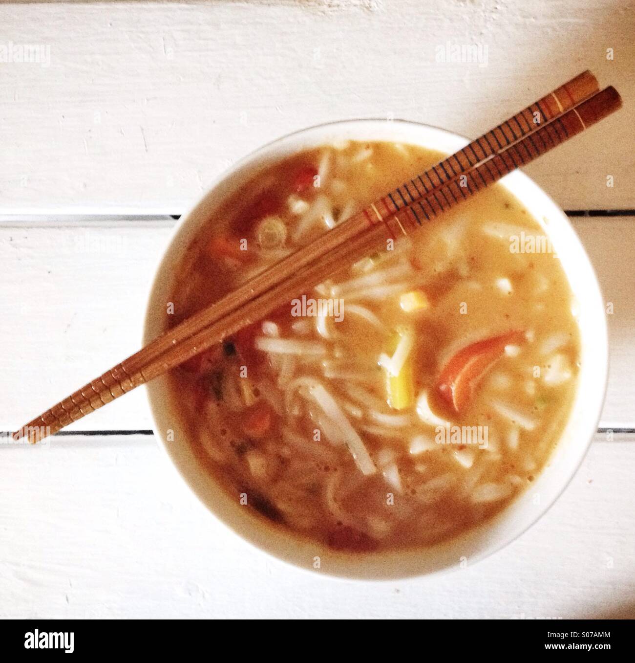 Zuppa di noodle con bacchette Foto Stock