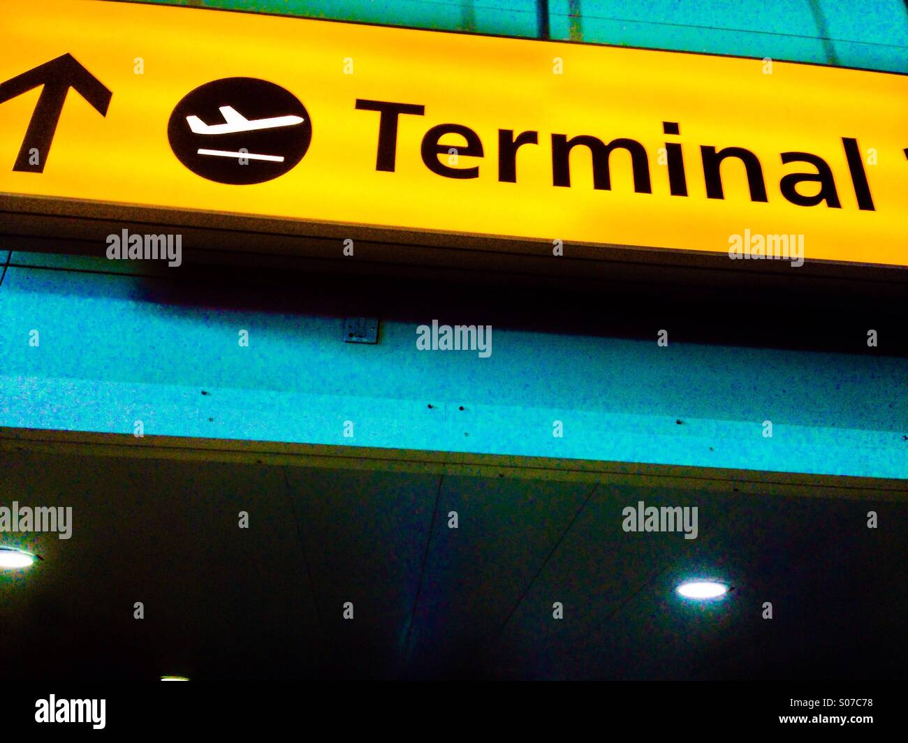 Segno per Airport Terminal 2 di Heathrow, London, Regno Unito Foto Stock