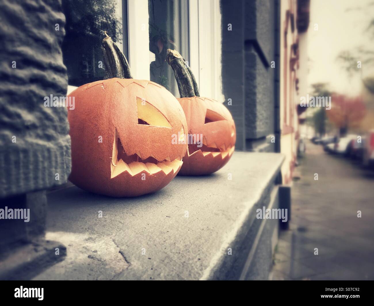 Jack-o-lantern faccia di zucca nella finestra Foto Stock