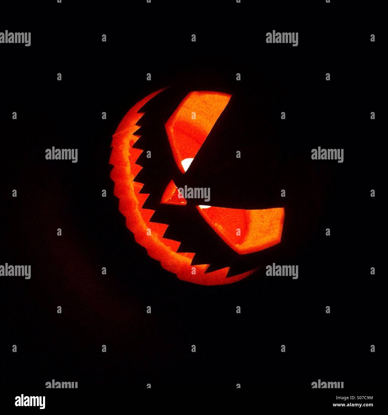 Scary Halloween zucca monster nel buio - Immagine stock catturata con smartphone