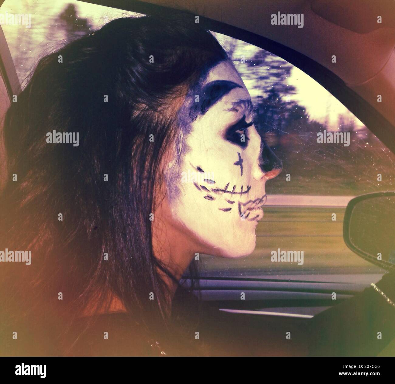 Profilo di femmina zombie in un'auto. Foto Stock