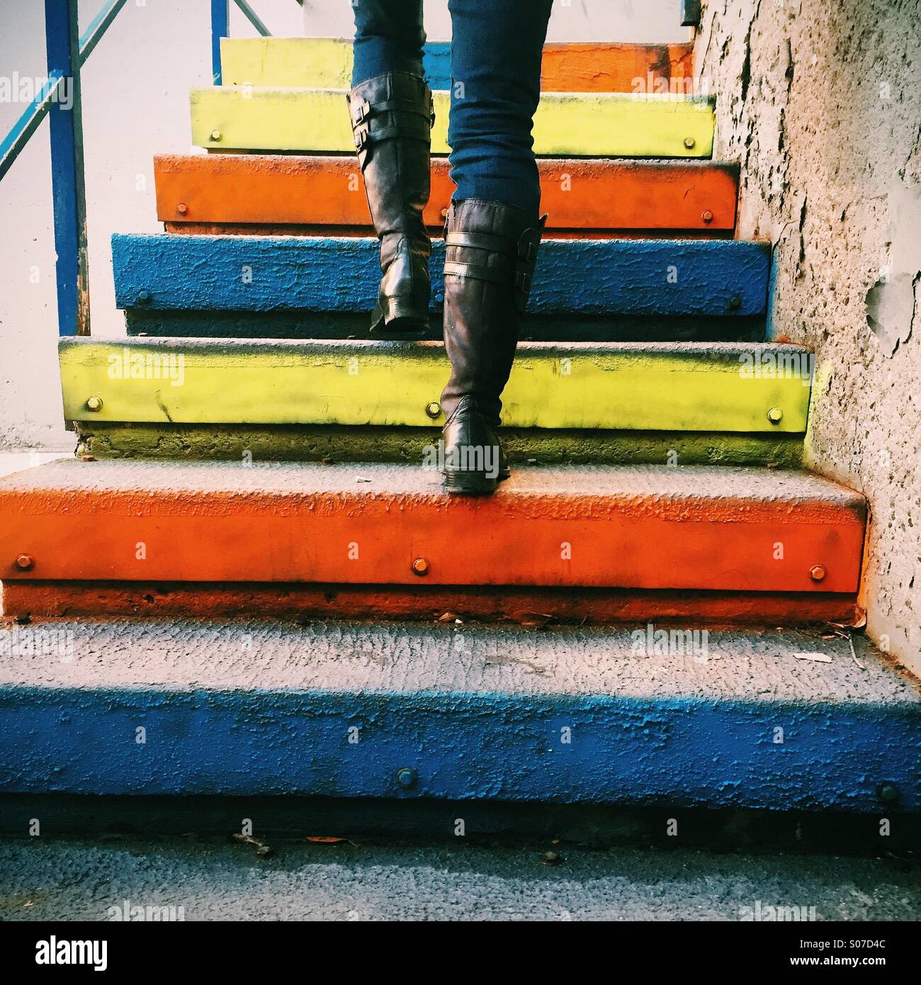 Femmina in jeans e scarpe da arrampicata fino colorato passi concreti Foto  stock - Alamy