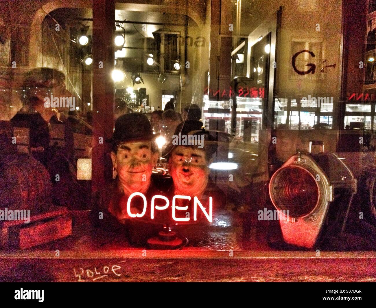 Guardando attraverso l'illuminato di finestra di un bar di notte a Berlino, Germania - Immagine stock catturata con smartphone