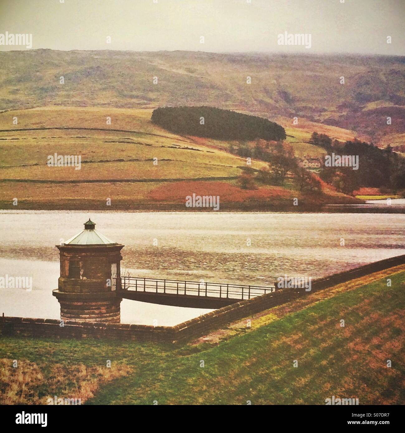 Una vista attraverso Kinder serbatoio verso Kinder altopiano nel parco nazionale di Peak District nel Derbyshire - Immagine stock catturata con smartphone