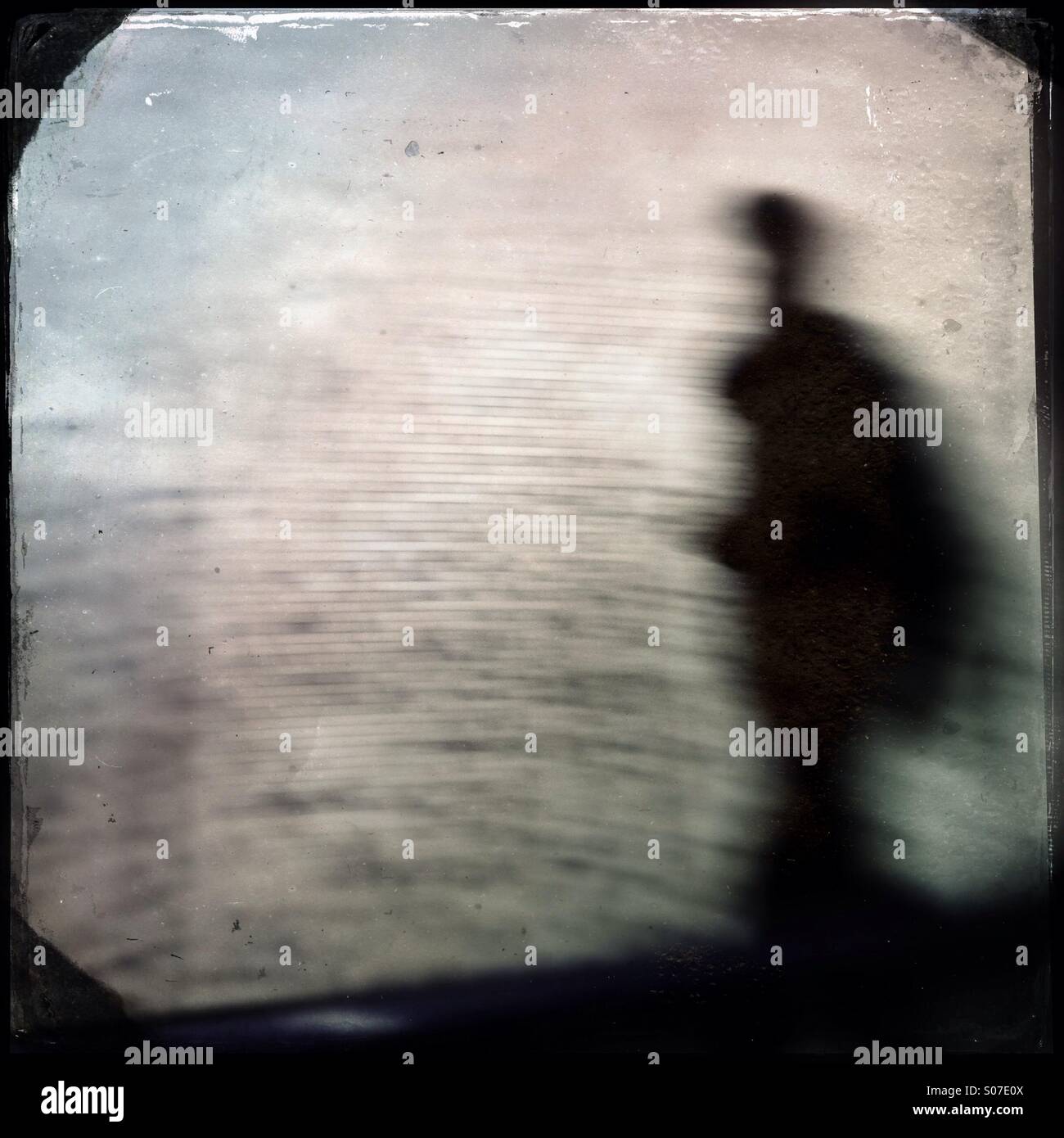 Silhouette urbana in ora di punta - Immagine stock catturata con smartphone