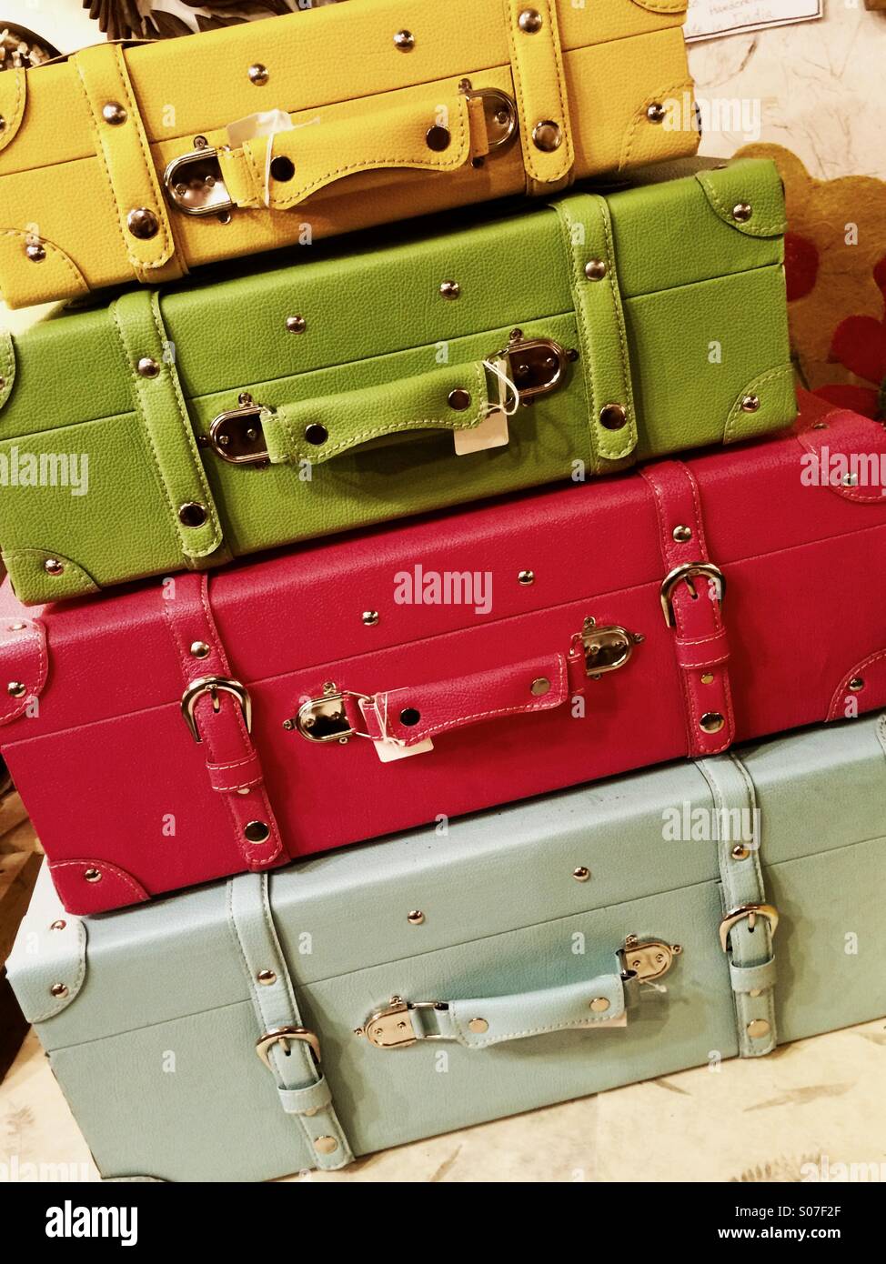 Tre valigie impilate una sull'altra Foto stock - Alamy