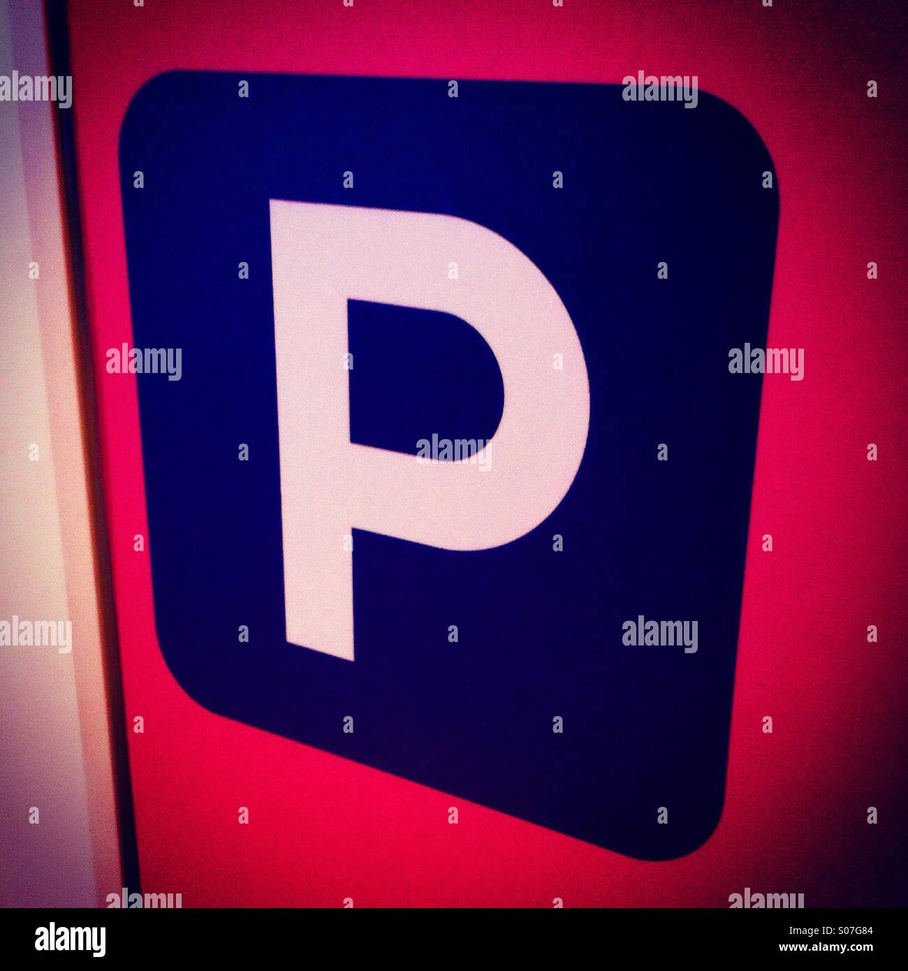 Parcheggio logo fatto con la lettera P in colore bianco sul quadrato blu Foto Stock