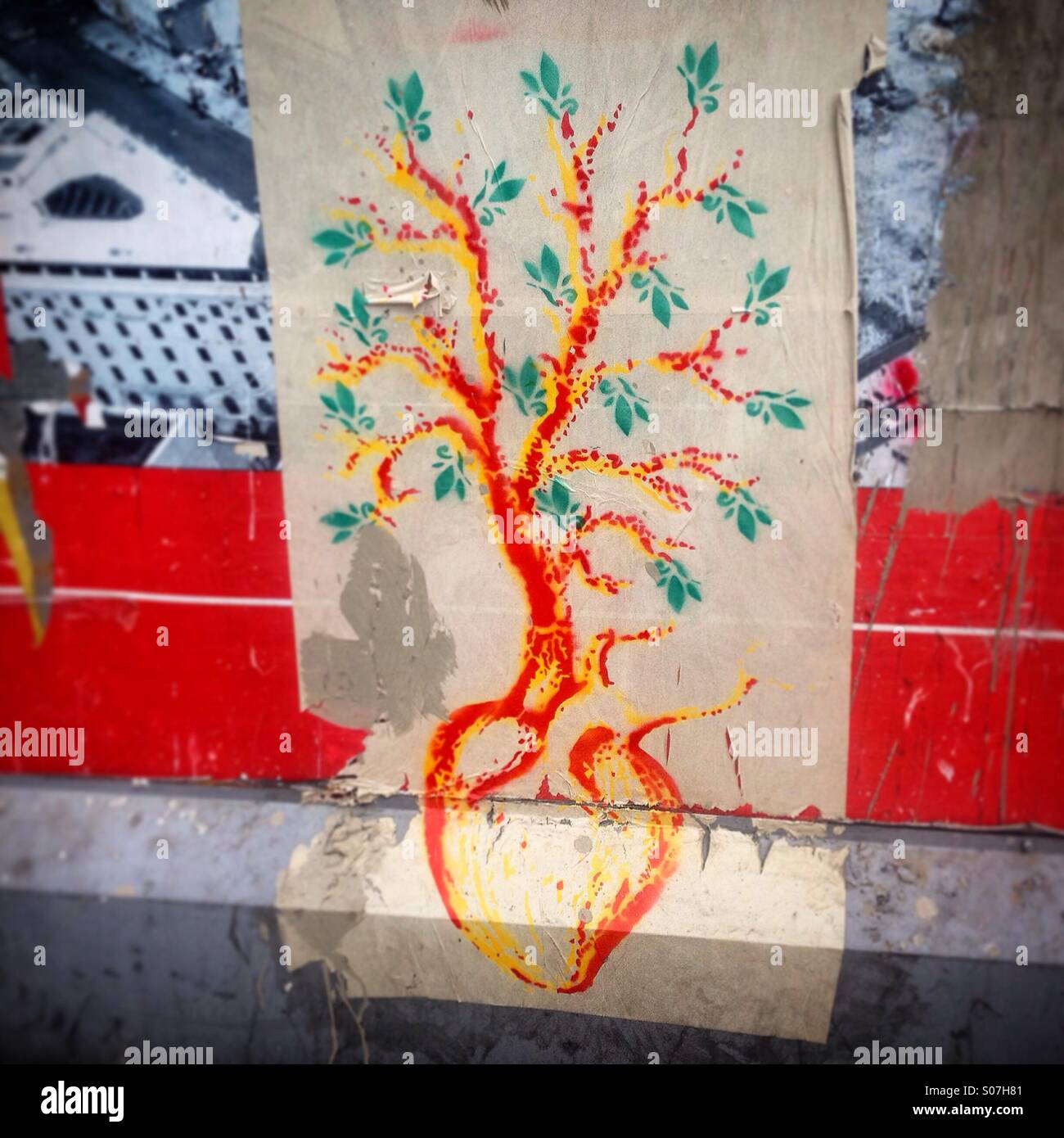 Un dipinto di albero con le radici con la forma di un cuore che decora una parete in Reforma Avenue, Città del Messico, Messico Foto Stock