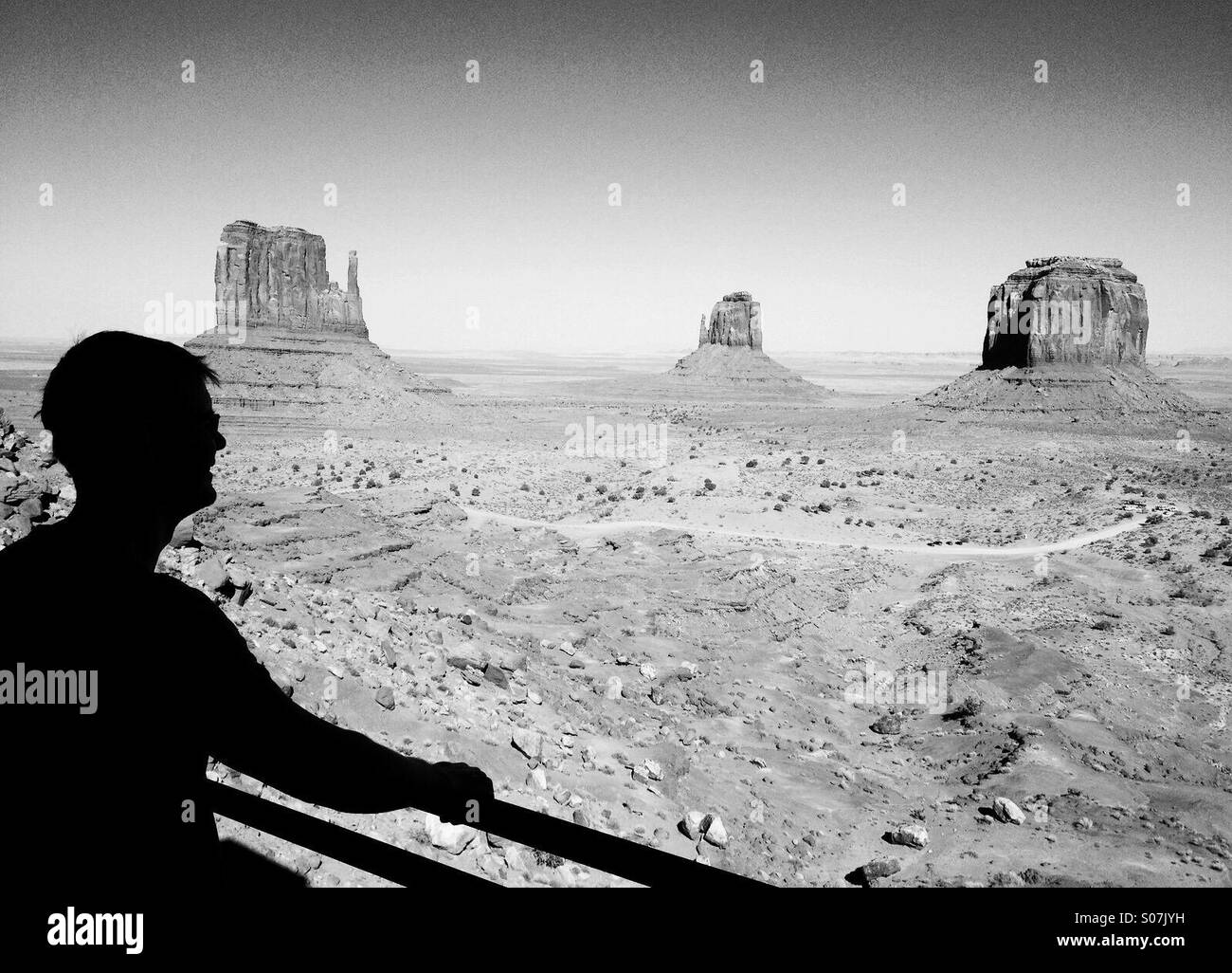 Stagliano uomo cerca su Monument Valley, Utah dalla Vista Hotel Foto Stock