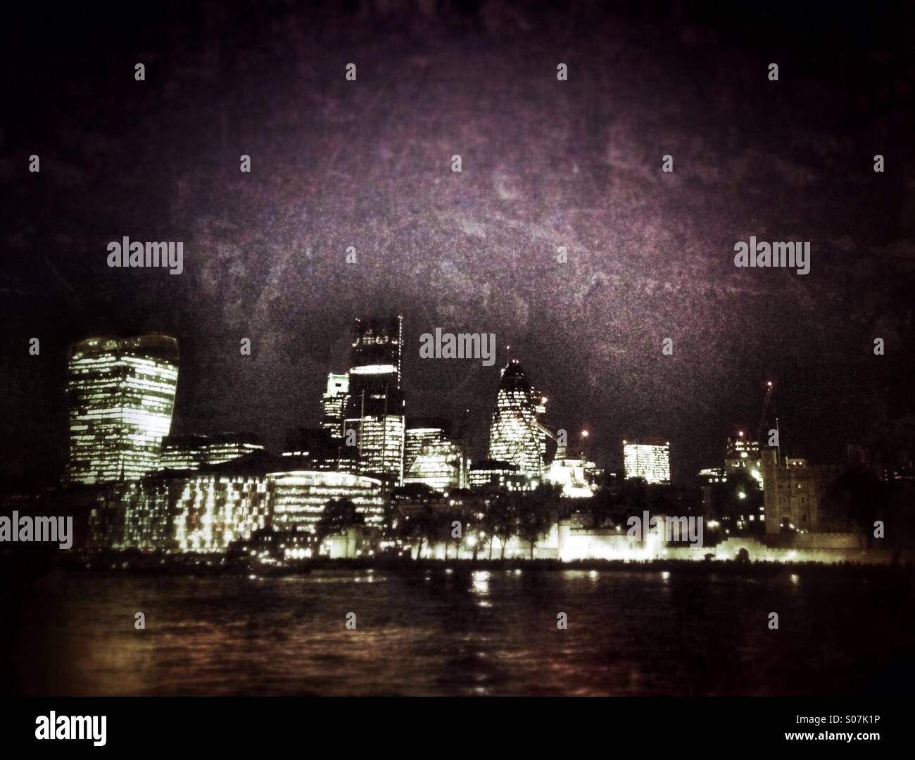 London skyline della città di notte Foto Stock