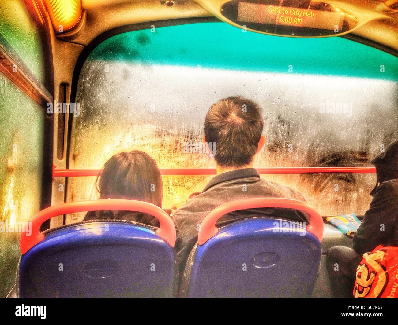 Sul bus con il papà Foto Stock