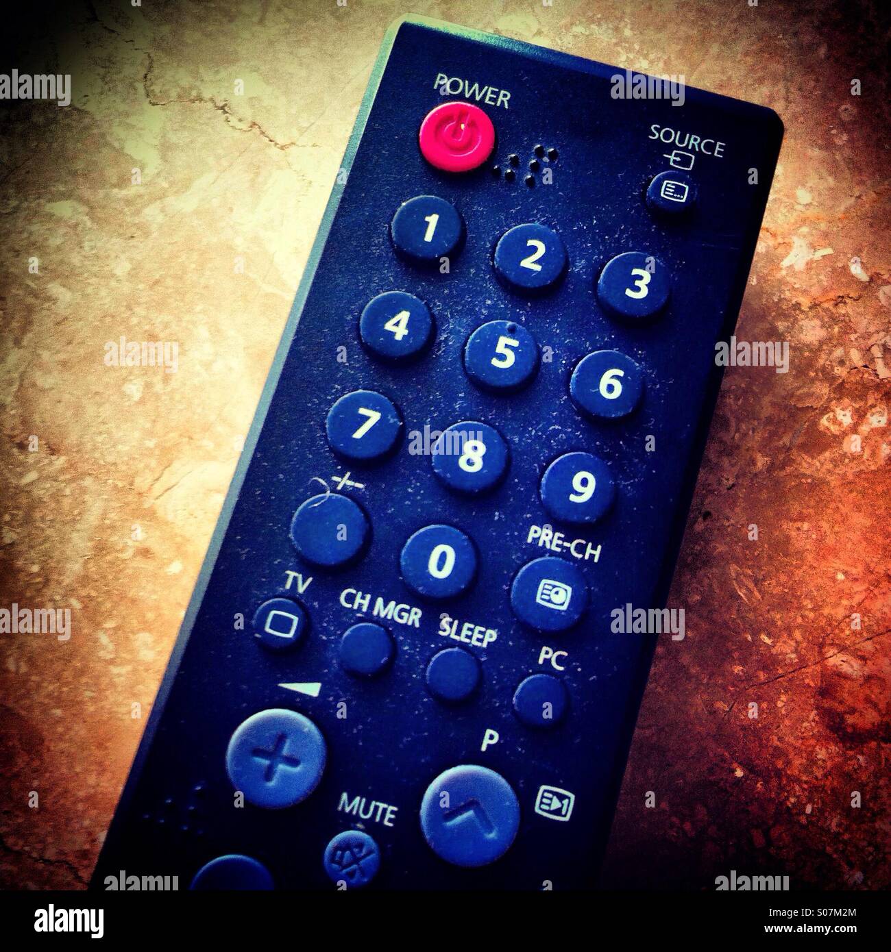 Controllo Temote di una televisione - Immagine stock catturata con smartphone