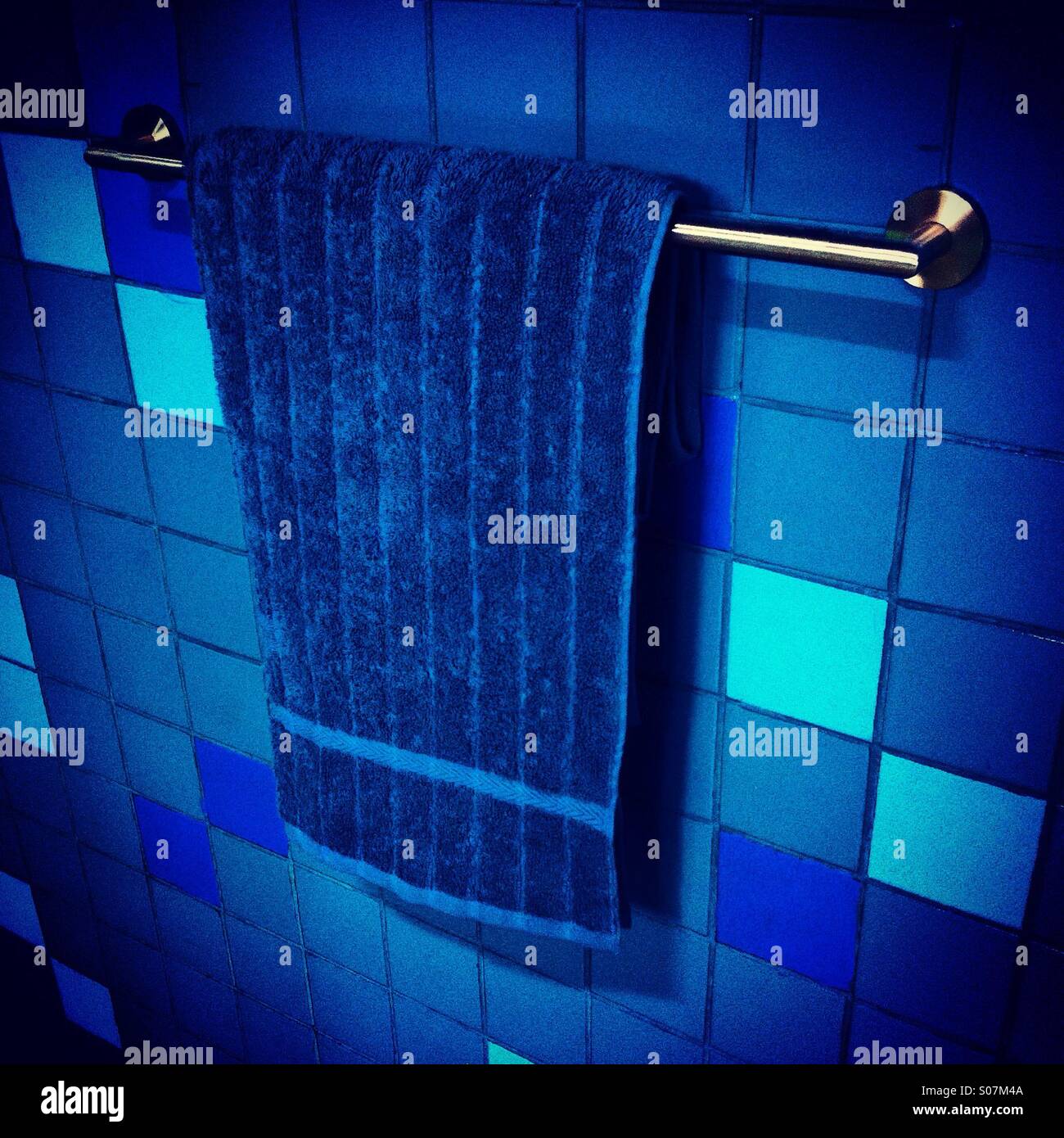 Asciugamani blu nella stanza da bagno - Immagine stock catturata con smartphone