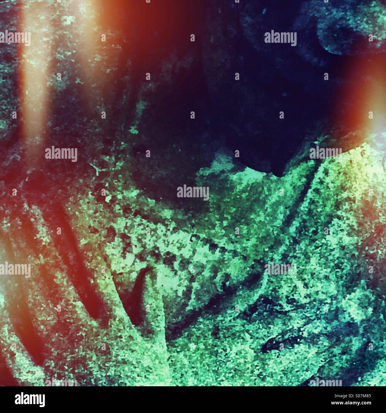 Mani incrociate - Immagine stock catturata con smartphone