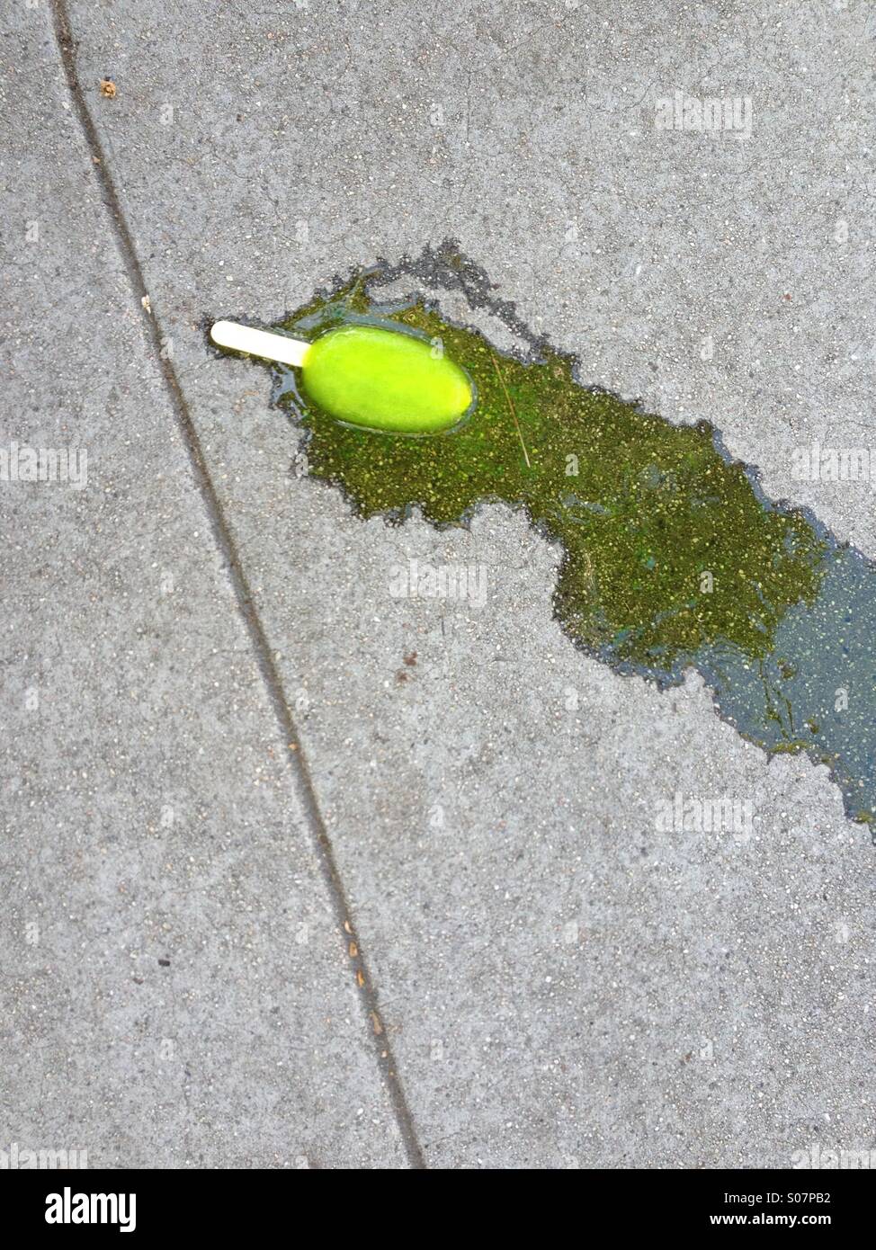 Ghiaccioli di fusione a caldo sul marciapiede Foto Stock