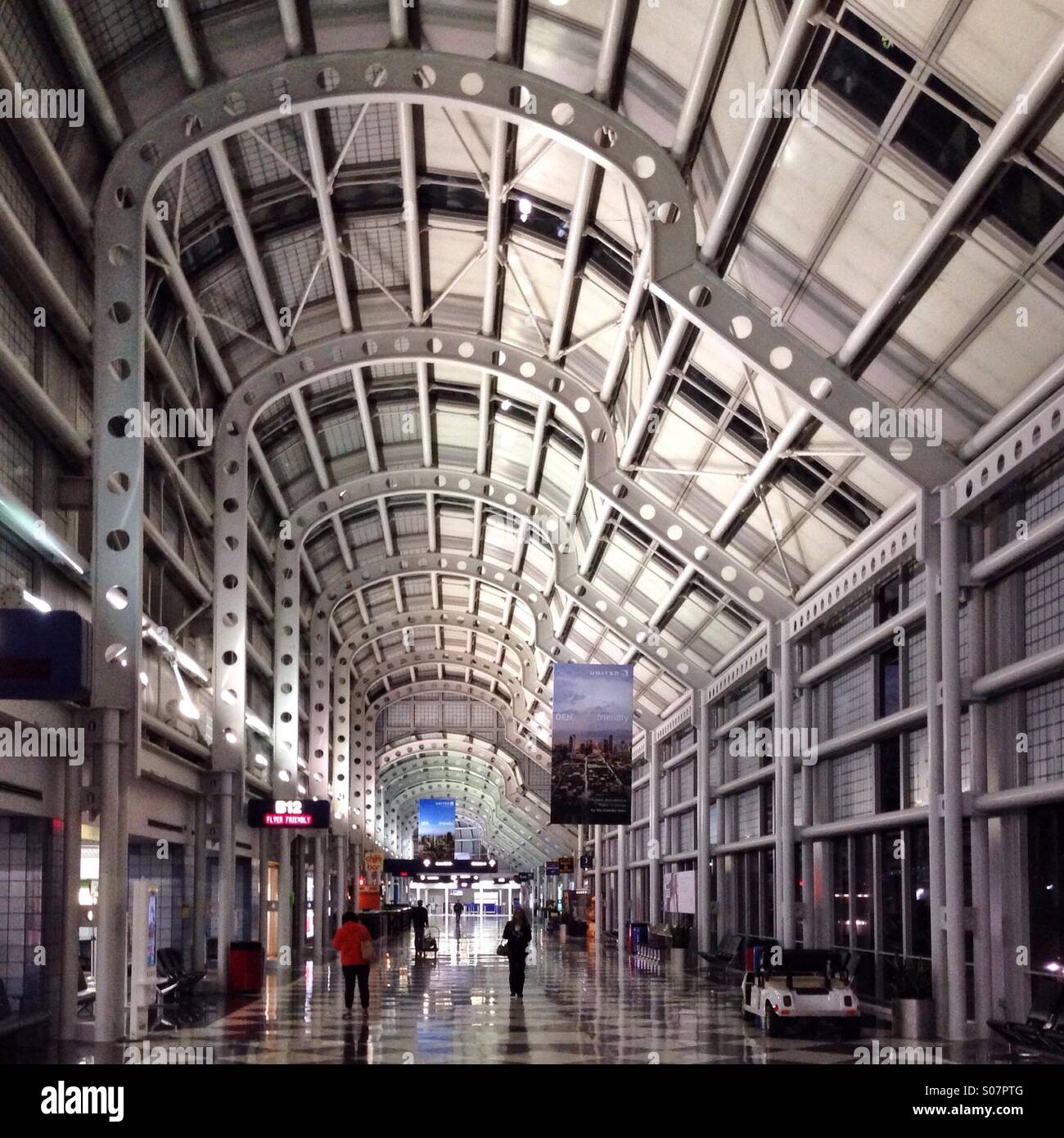 All'interno l'Aeroporto Internazionale di O'Hare di Chicago, IL, Stati Uniti d'America. - Immagine stock catturata con smartphone
