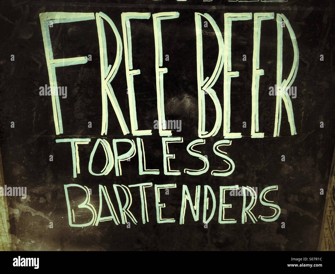 Birra gratis e topless baristi segno per un pub (bar). Foto Stock