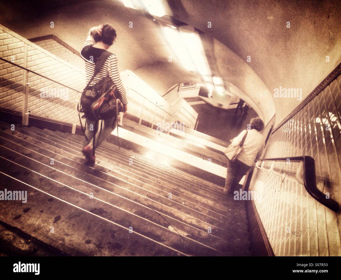 Tunnel con scala per la metropolitana di Parigi - Immagine stock catturata con smartphone