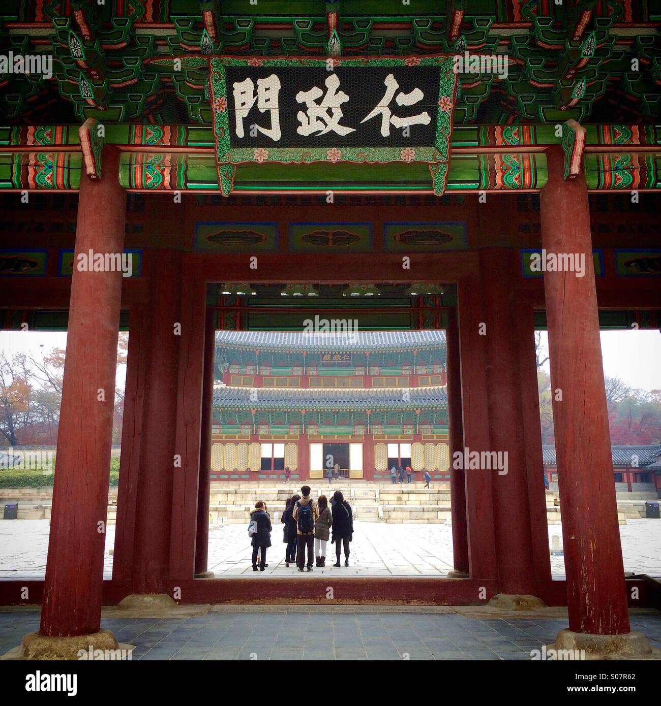Injeongmun Gate, il Palazzo di Changdeokgung, Sito del Patrimonio Mondiale, Seoul, Corea - Immagine stock catturata con smartphone